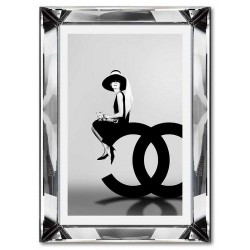  Obraz w lustrzanej ramie do salonu glamour kobieta Chanel 31x41cm